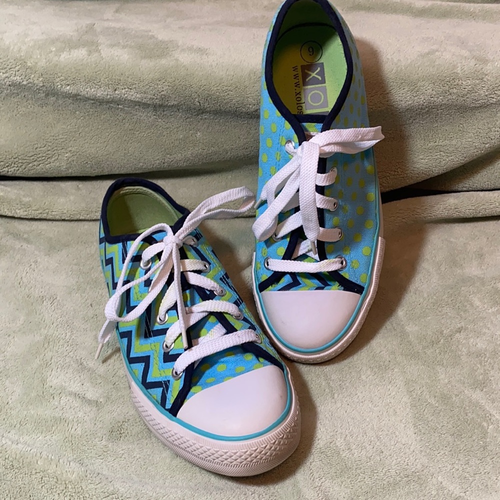 XOLO SNEAKERS. WOMENS SIZE 7